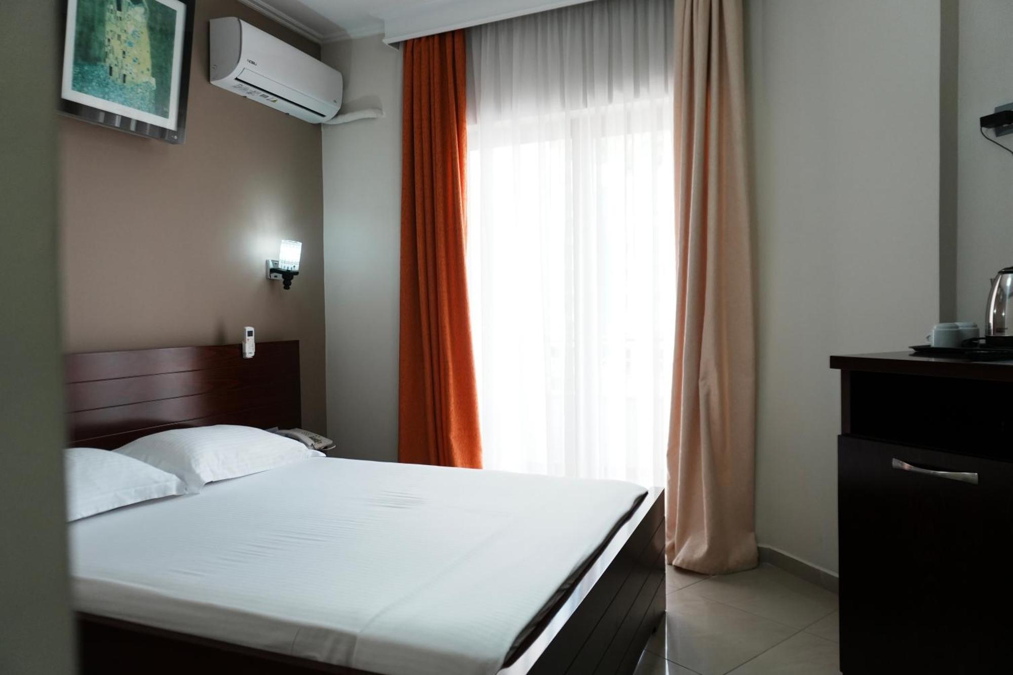 Hotel Mediterrane Sarande Ngoại thất bức ảnh