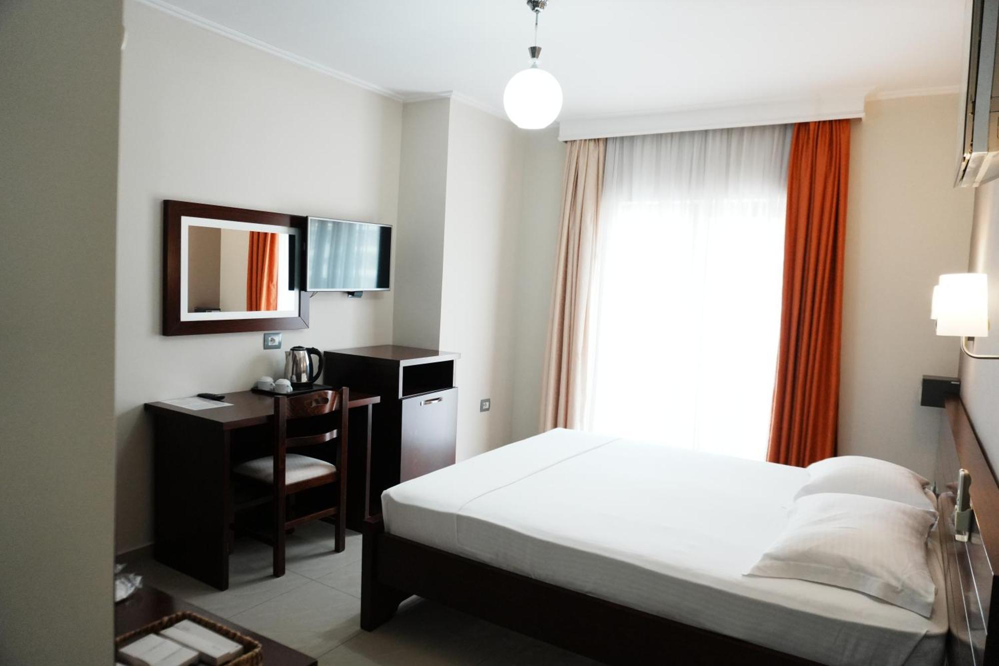 Hotel Mediterrane Sarande Ngoại thất bức ảnh