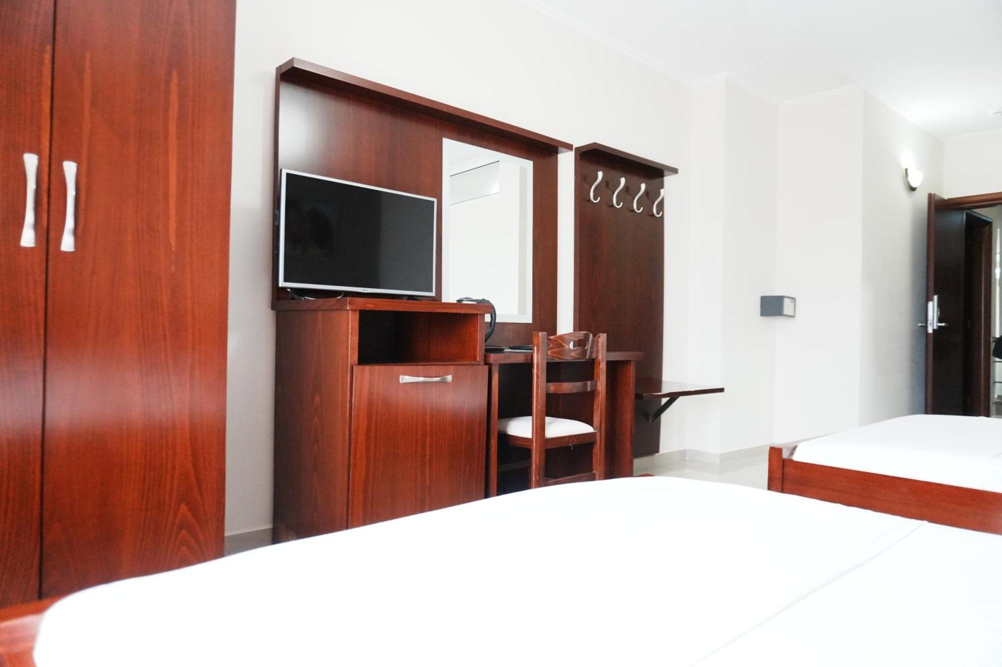 Hotel Mediterrane Sarande Ngoại thất bức ảnh