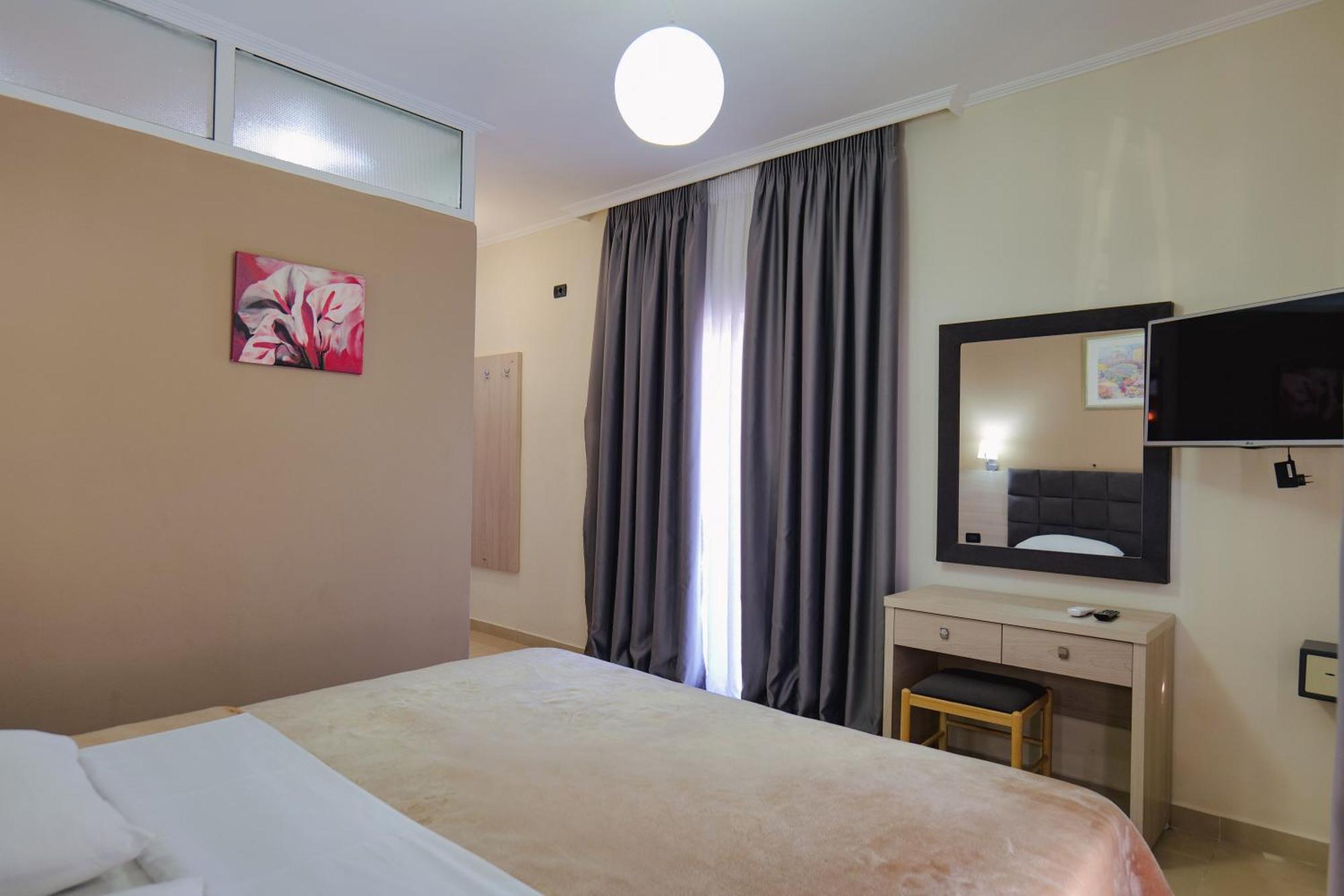 Hotel Mediterrane Sarande Ngoại thất bức ảnh